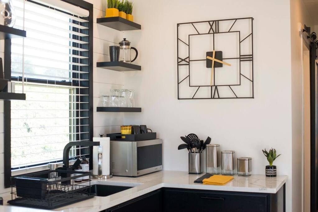 The Zephyr Modern Luxe Container Home Bellmead エクステリア 写真