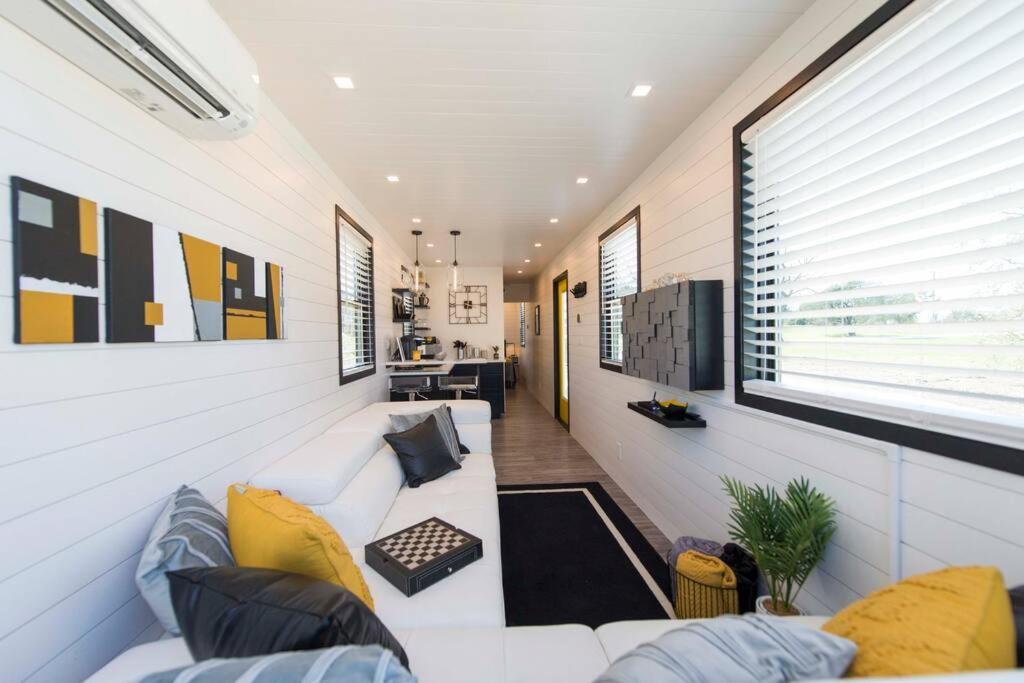 The Zephyr Modern Luxe Container Home Bellmead エクステリア 写真