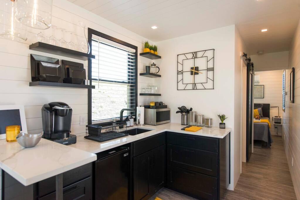 The Zephyr Modern Luxe Container Home Bellmead エクステリア 写真