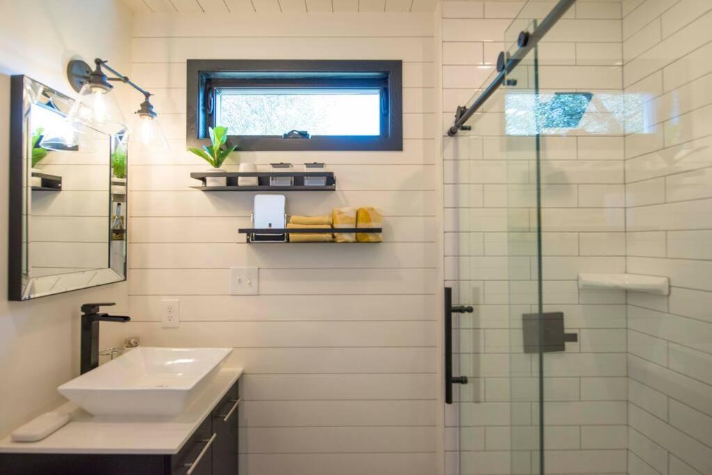The Zephyr Modern Luxe Container Home Bellmead エクステリア 写真